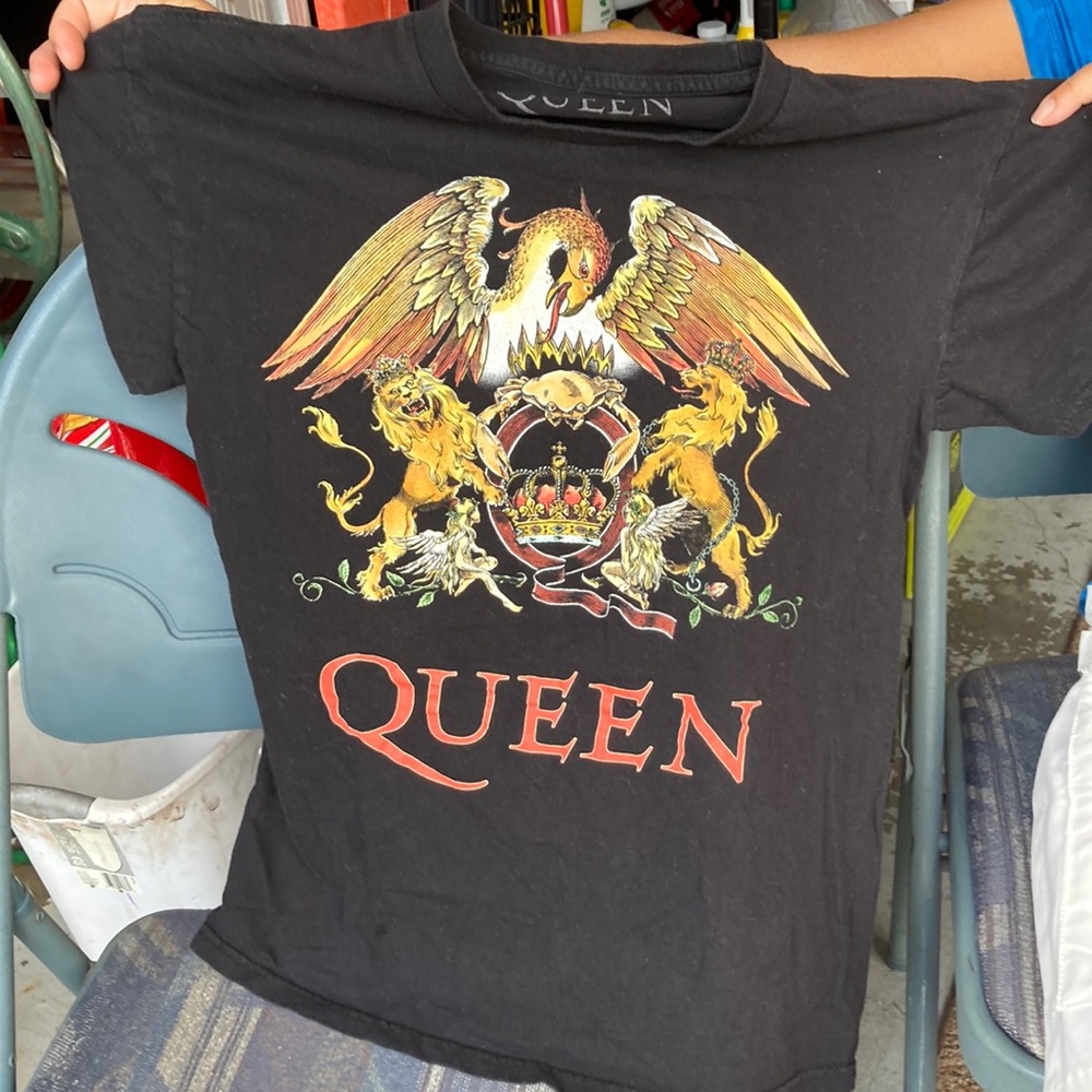 Men’s black w Queen logo T-shirt